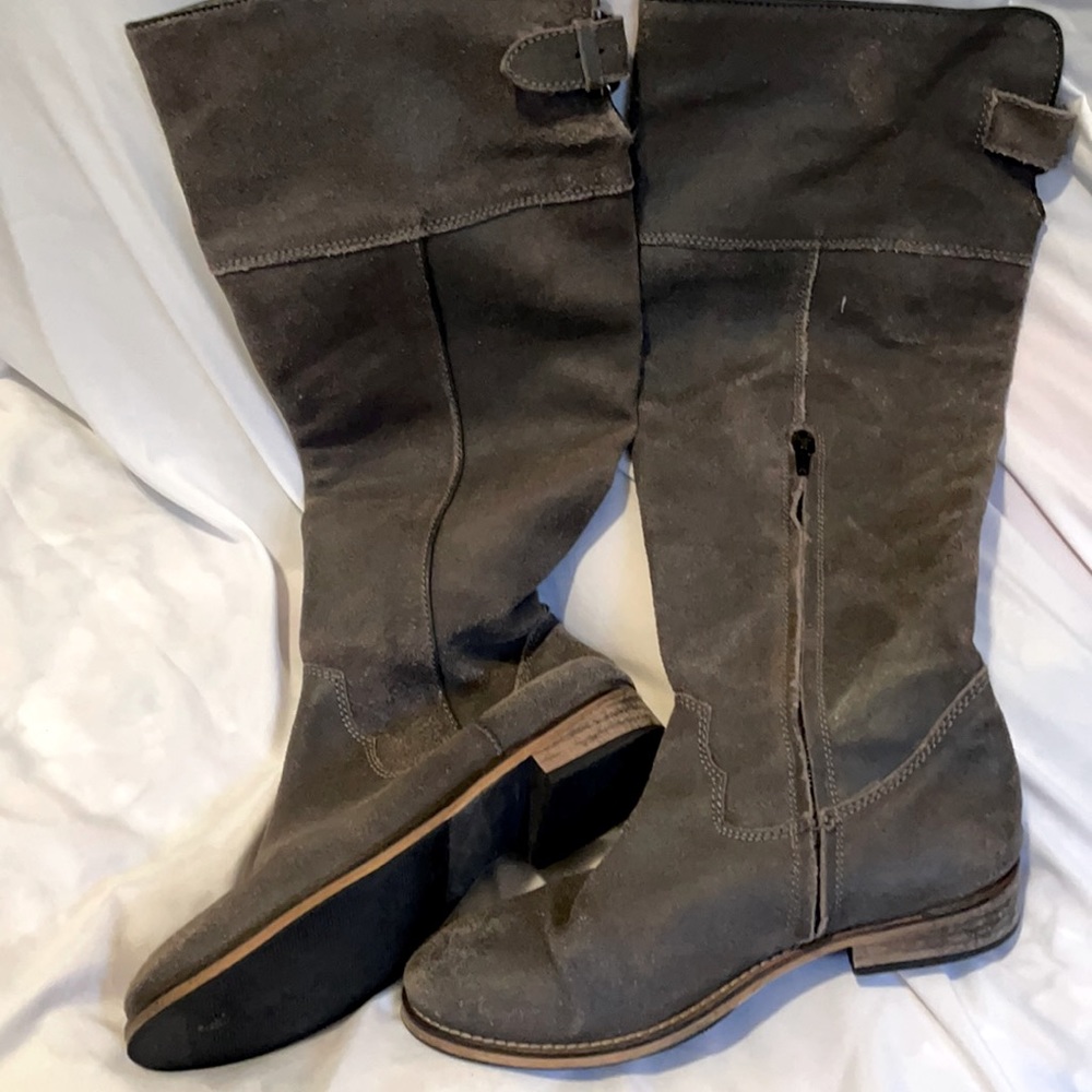 Boots. Just above the knee. Extended calf Taupe/olive suede. Side zipper
